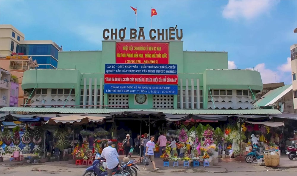 Khung cảnh chợ Bà Chiểu ban ngày